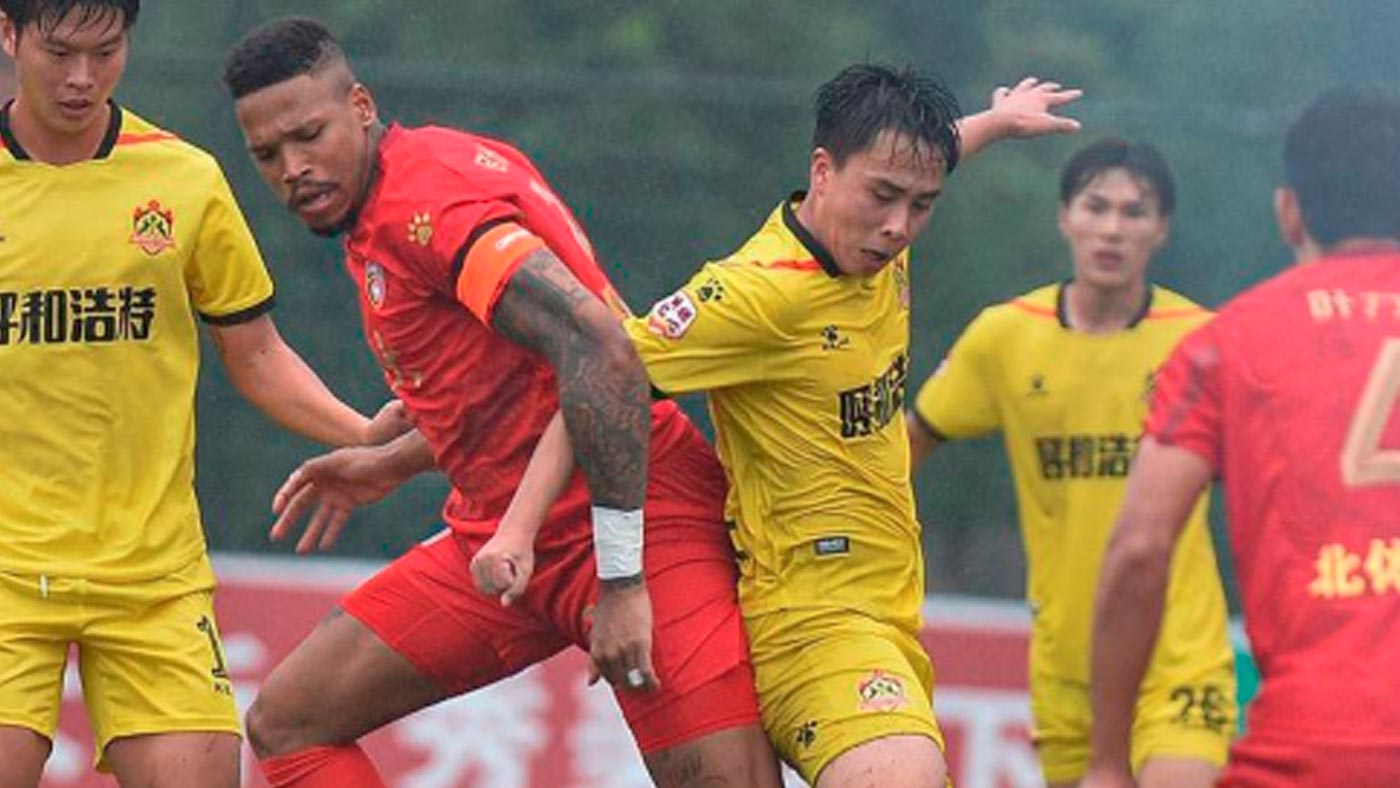 Com carreira no exterior, Dominic Vinícius completa 3 anos no futebol chinês