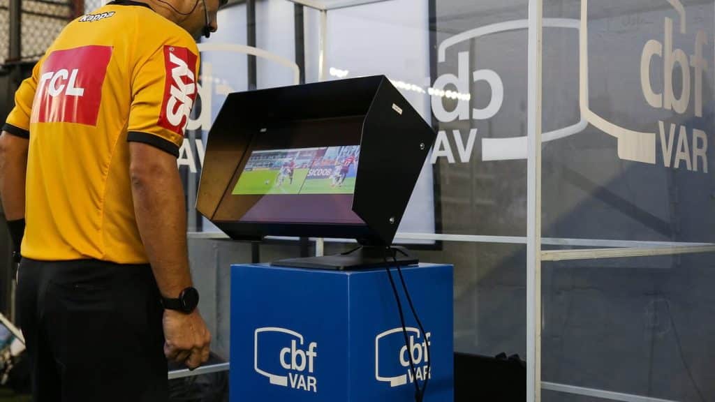 Estudo da FIFA mostra números do VAR em nosso país; confira