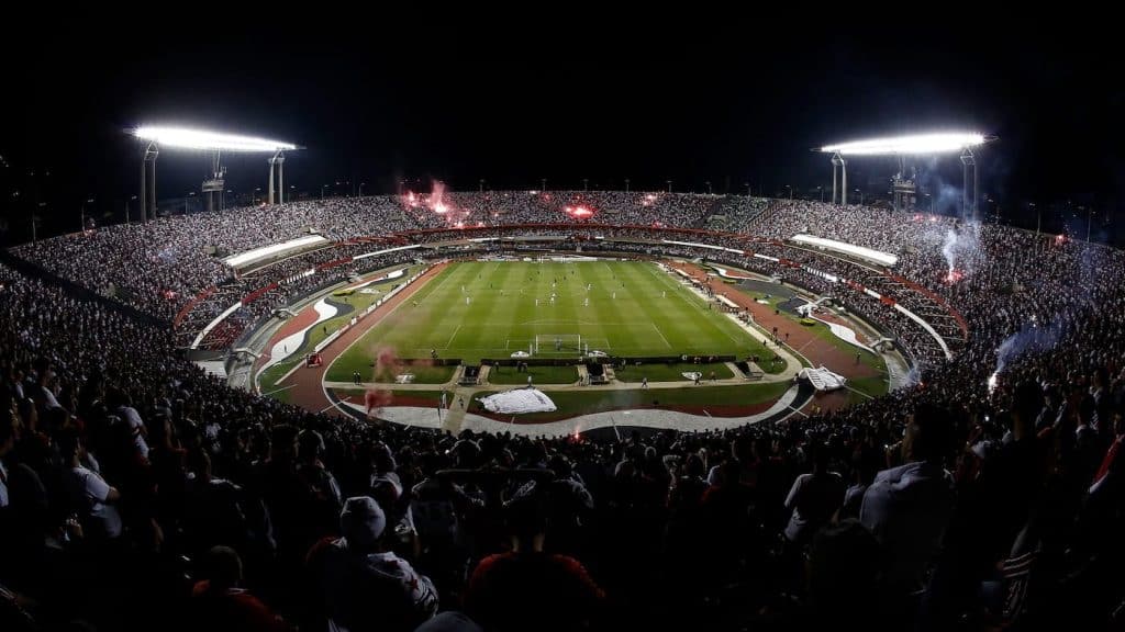 João Dória prevê volta dos torcedores aos estádios em novembro