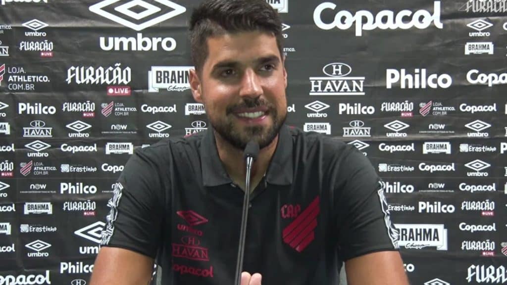 António Oliveira deixa o comando técnico do Athletico
