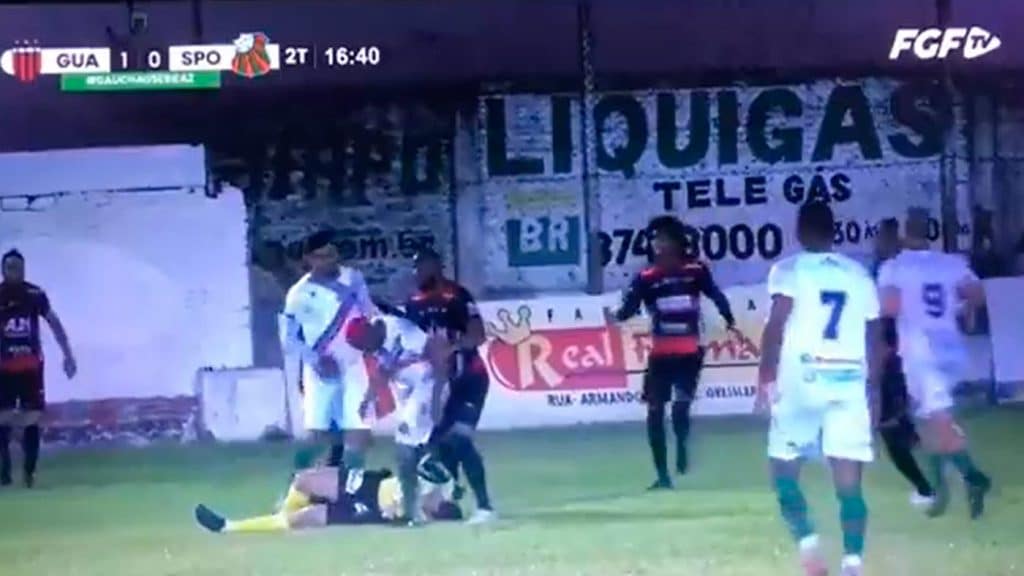 Jogador agride juiz na 2ª divisão do RS; veja vídeo do lance