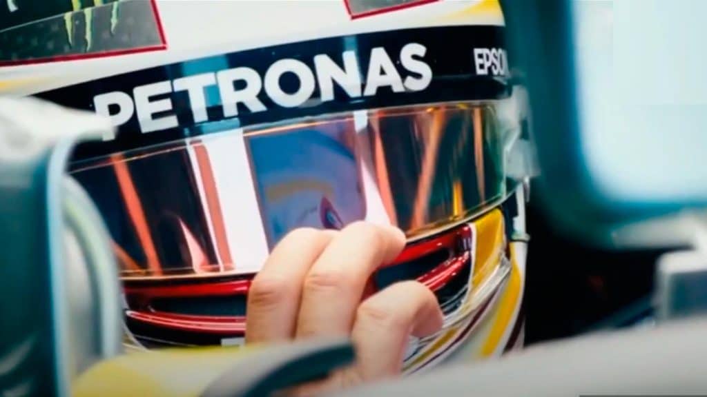 Em mensagem enigmática, Mercedes indica permanência de Hamilton na F1