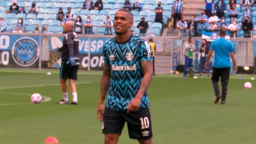 Alvo do São Paulo, Douglas Costa começa tratativas para permanecer no Grêmio