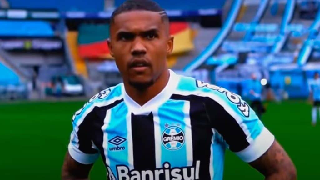 Grêmio debate e inicia movimento de rescisão com Douglas Costa; entenda