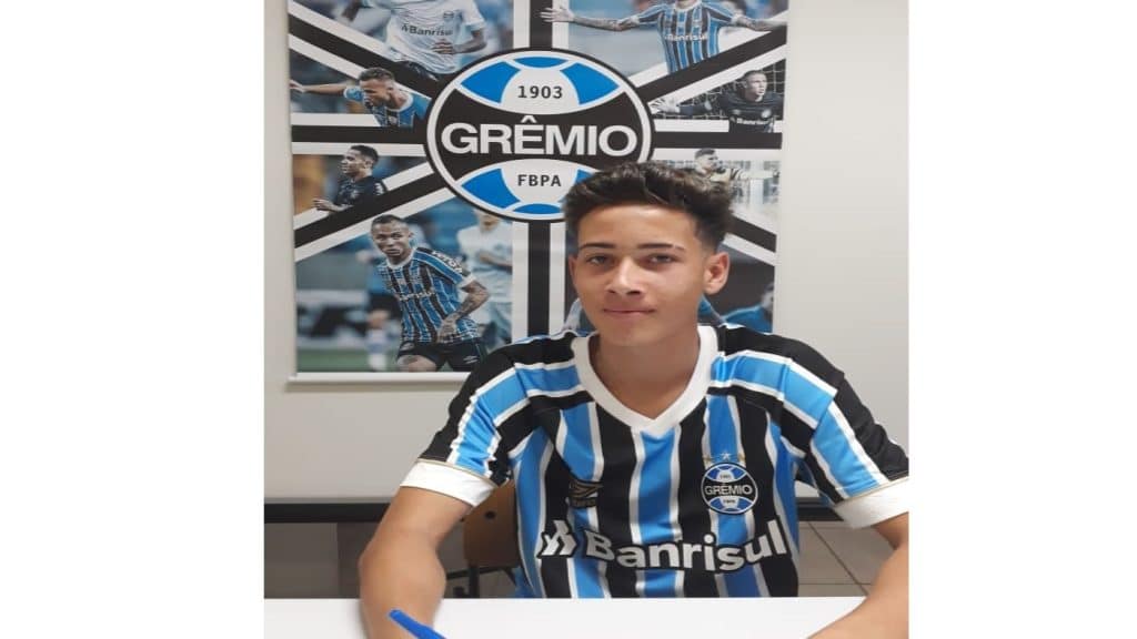 Com contrato longo e multa milionária, Gabriel Silva, do Grêmio, desperta o interesse do exterior