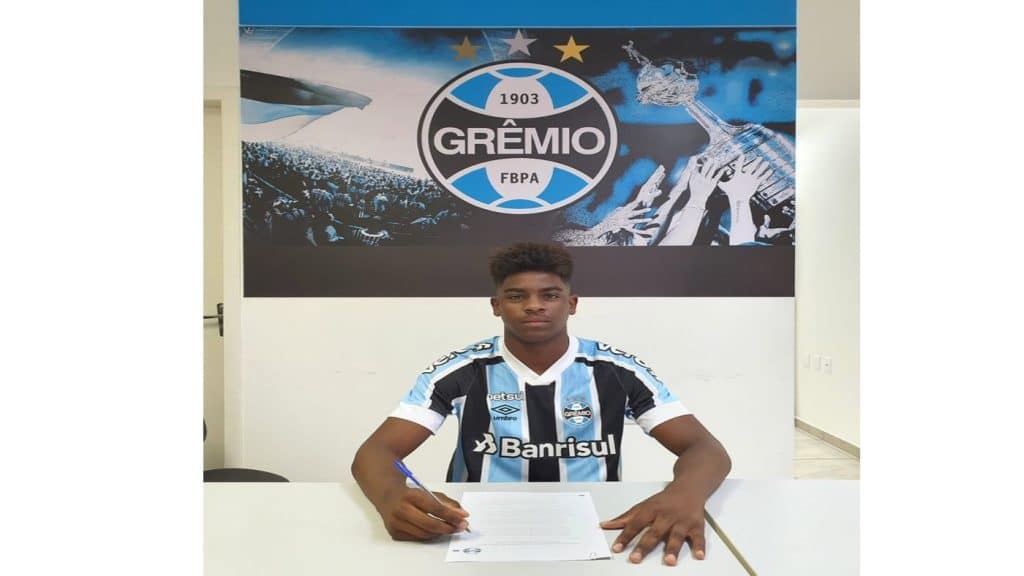 Cria da base do Grêmio, Wesley assina seu primeiro contrato profissional