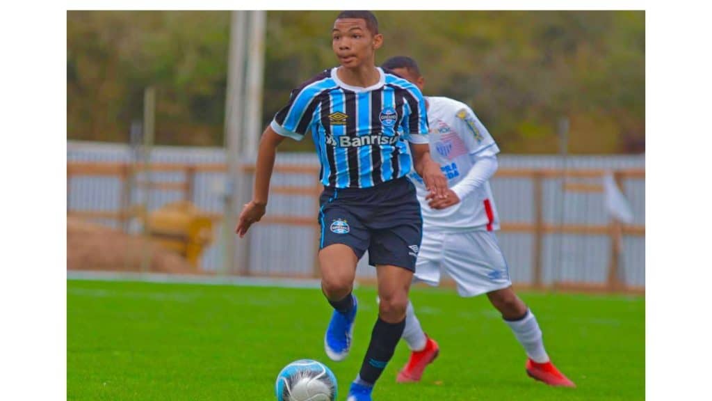 Joia da base do Grêmio, Lucas Camilo alinha assinatura do contrato profissional