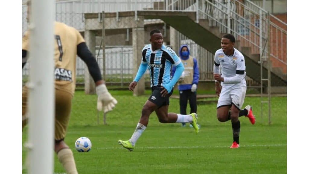 Centroavante emprestado pelo Grêmio comanda virada do São José contra o Internacional