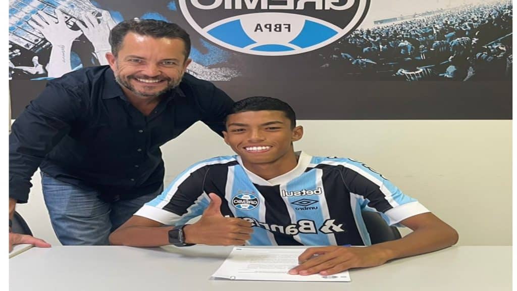 Grêmio assina o primeiro contrato profissional do volante João Duarte