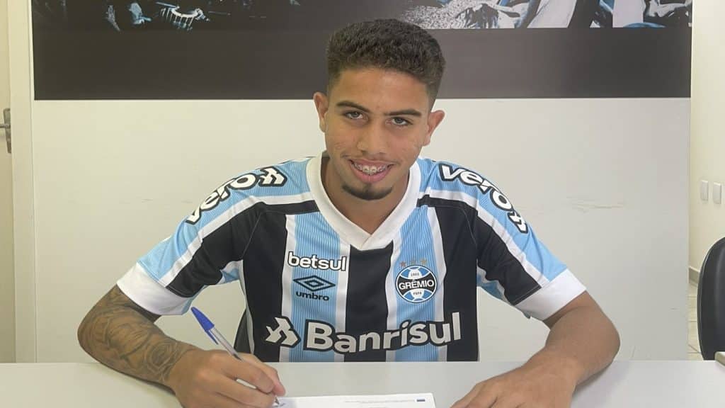 Grêmio acerta renovação com promessa da categoria sub-20 e fixa multa de 40 milhões de euros