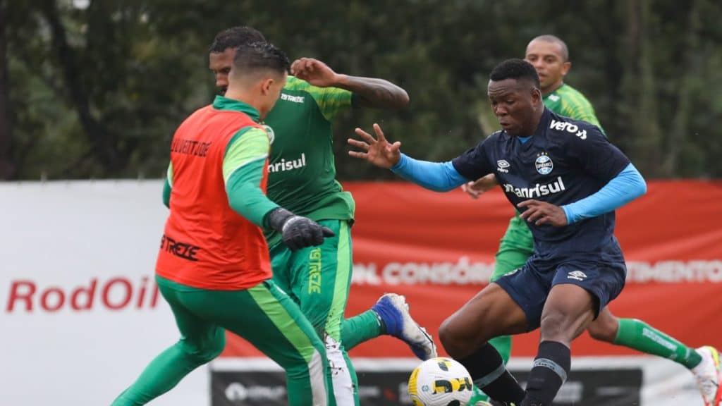 Grêmio promove a subida do centroavante Kevin Quejada ao plantel profissional