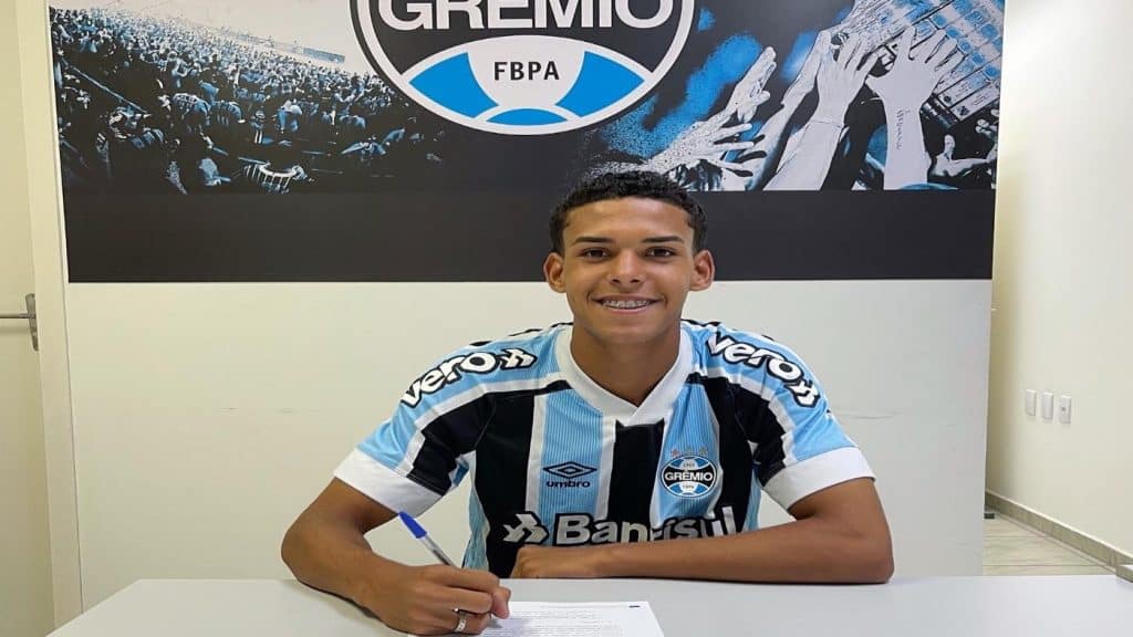 Destaque da categoria sub-20, Hiago Santos acerta renovação de contrato com o Grêmio até 2025