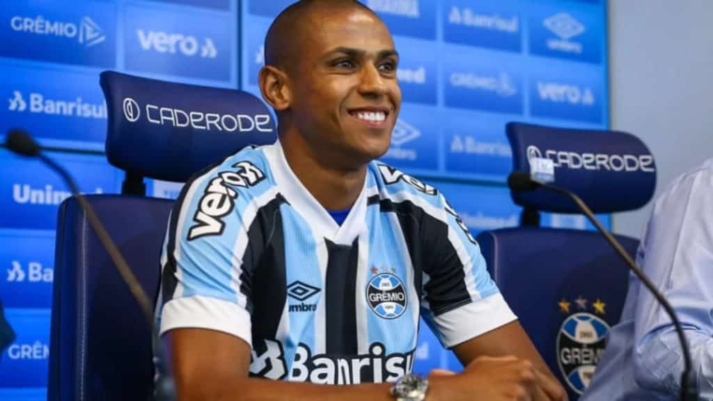 Após susto, Bruno Alves garante presença na partida contra o Cruzeiro: “Estou apto”