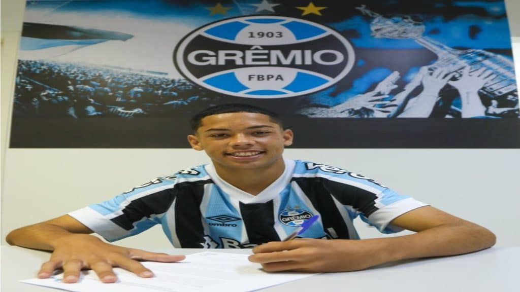 Grêmio assina o primeiro contrato profissional do atacante Alysson Edward, destaque da categoria sub-17