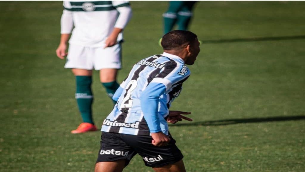 Lateral marcador e de bom biotipo: conheça Thomas Luciano, novidade do Grêmio para o duelo contra o Glória de Vacaria.