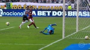 Chute de Keno e boa defesa de Diego Alves. (Foto destaque: Reprodução / Premiere)