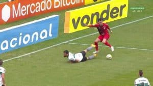 Luiz Flavio é chamado para possível pênalti para o Athletico. (Foto destaque: Reprodução / Premiere)