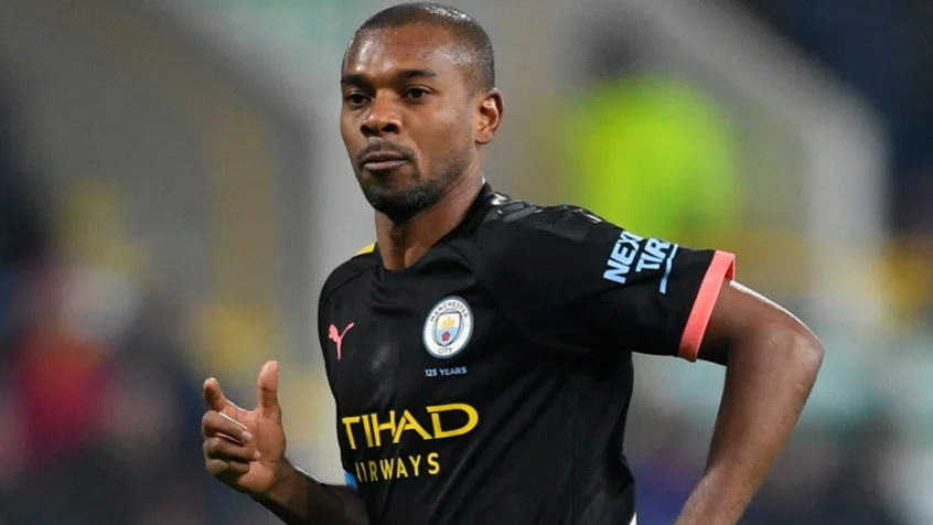 Fernandinho, ex-Manchester City, vai jogar no Athlético-PR