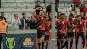 Athletico Paranaense vence o RB Bragantino; veja os melhores momentos