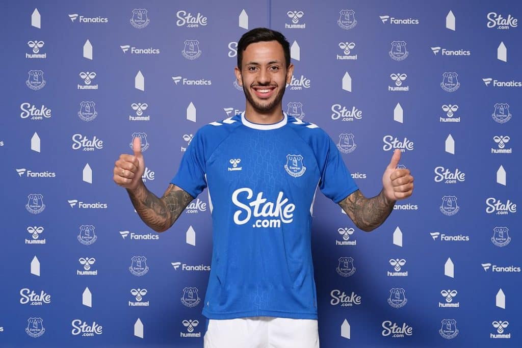 Dwight McNeil assina até 2027 com o Everton