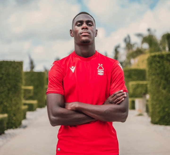 Nottingham Forest anuncia zagueiro Moussa Niakhaté