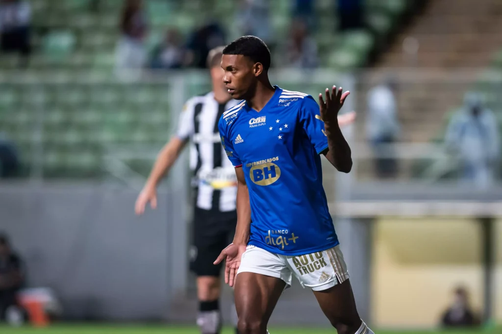 Vitor Leque embarca para o Sul e indica saída do Cruzeiro