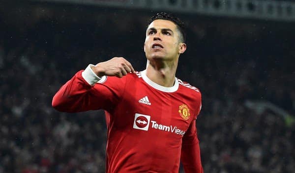 Cristiano Ronaldo retorna à Manchester para definir futuro