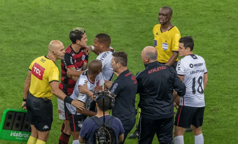 CBF afasta árbitro e VAR do confronto entre Flamengo x Athletico-PR