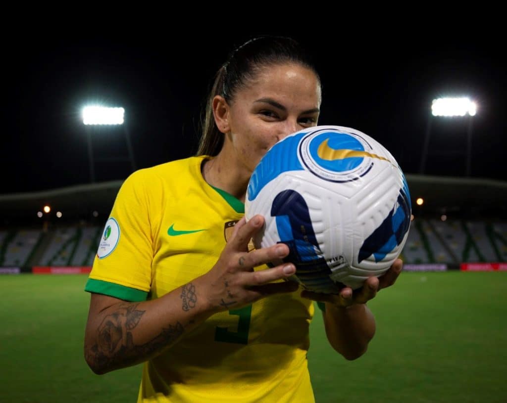 Seleção Brasileira Feminina estreia bem e Debinha faz marca histórica