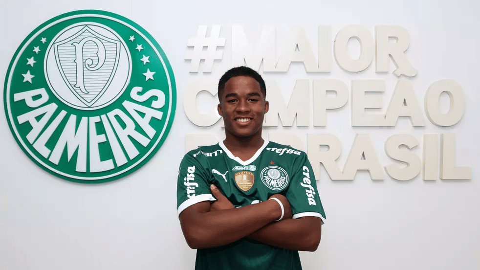 Endrick assina primeiro contrato profissional