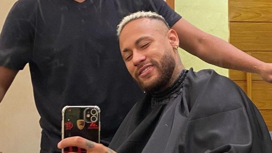 Neymar bate foto em celular com capa do Flamengo e agita torcedores rubro-negros