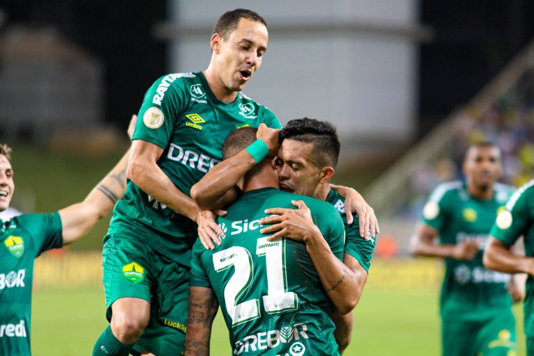 Cuiabá x Botafogo se enfrentaram neste domino (10), na Arena Pantanal, pela 16ª rodada do Campeonato Brasileiro Série A 2022. Portanto, em um jogo movimentado e com emoções no final da partida, a equipe mato-grossense venceu pelo placar de 2x0, gols de Alesson e André Luís. Com isso, o Dourado deixa a zona de rebaixamento, e sobe para 13ª posição, com 19 pontos. Já o Fogão, cai uma posição, ficando na 10ª, com 21 pontos.
