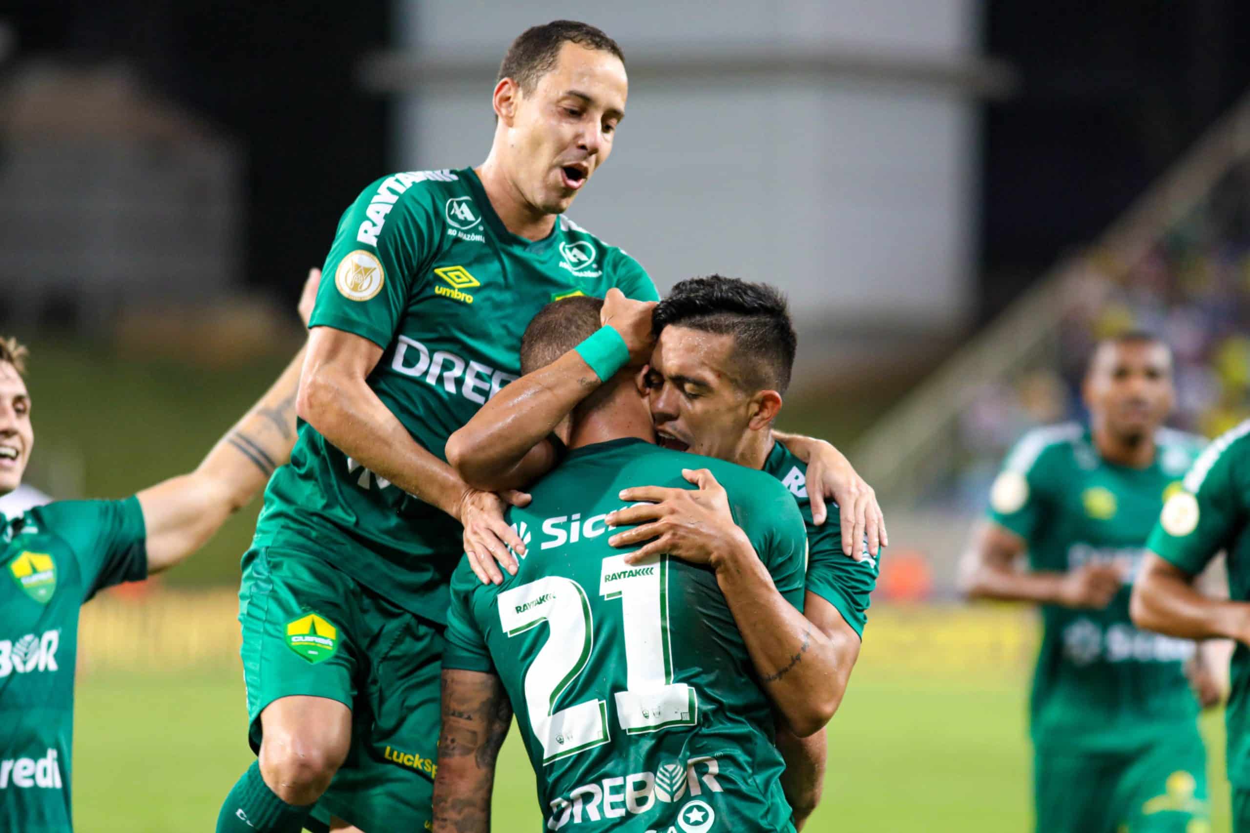 Cuiabá x Botafogo se enfrentaram neste domino (10), na Arena Pantanal, pela 16ª rodada do Campeonato Brasileiro Série A 2022. Portanto, em um jogo movimentado e com emoções no final da partida, a equipe mato-grossense venceu pelo placar de 2x0, gols de Alesson e André Luís. Com isso, o Dourado deixa a zona de rebaixamento, e sobe para 13ª posição, com 19 pontos. Já o Fogão, cai uma posição, ficando na 10ª, com 21 pontos.