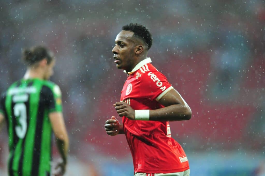 Autor do gol da vitória diante do América-MG, Moisés vibra com o primeiro gol no Beira-Rio