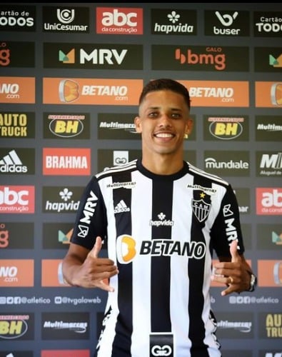 Atlético Mineiro apresenta Pedrinho mas FIFA adia inscrição do atleta