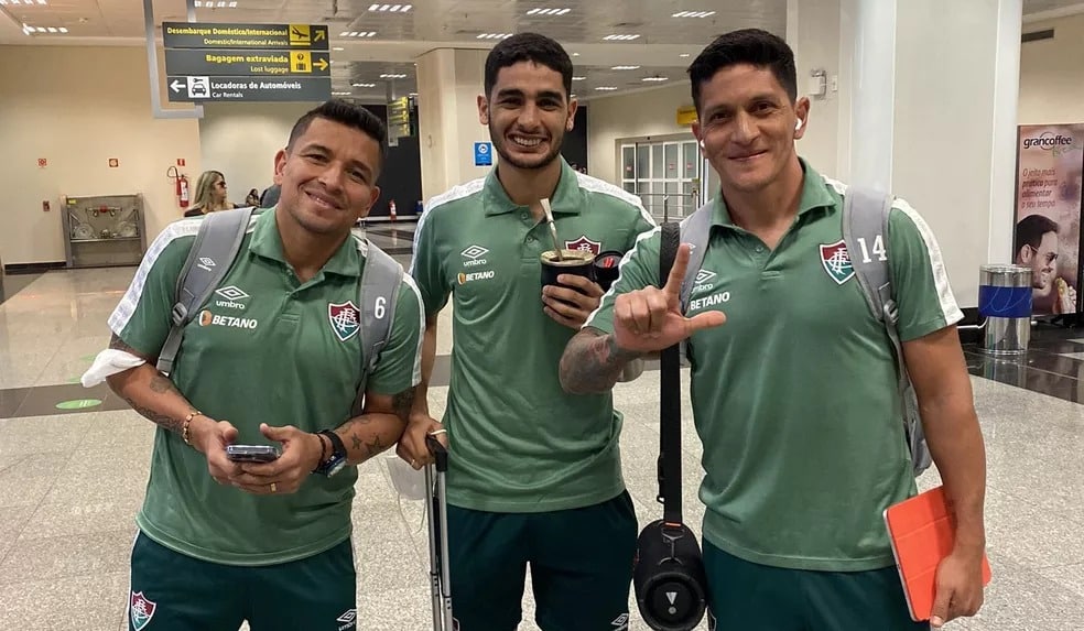Fluminense chega em Goiânia com festa da torcida