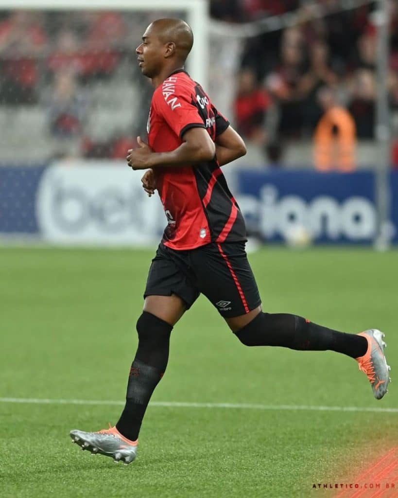 Fernandinho reestreia no Athletico Paranaense com assistência