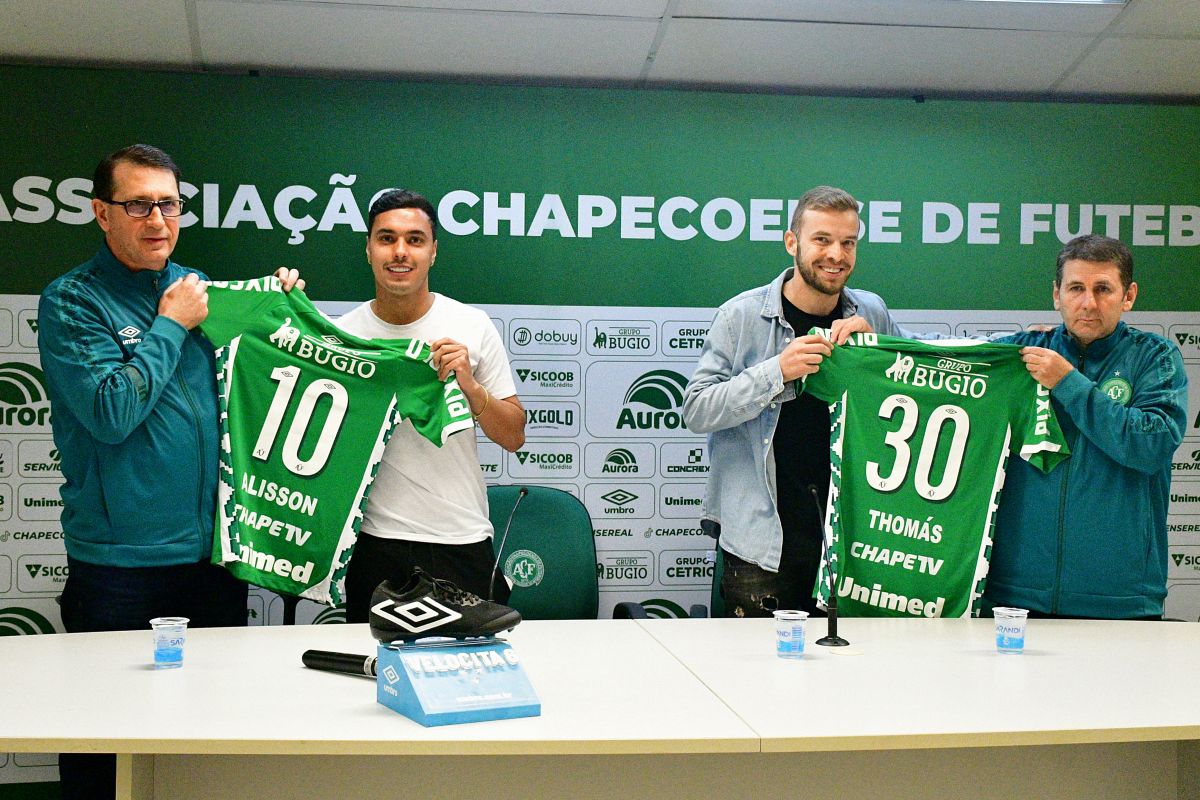 Chapecoense apresenta Alisson Farias e Thomás Bedinelli como reforços