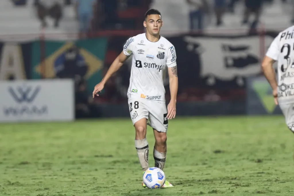 Santos acerta venda de zagueiro para futebol espanhol