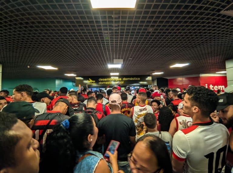 "Aeronegô" torcida recepciona elenco após vitória