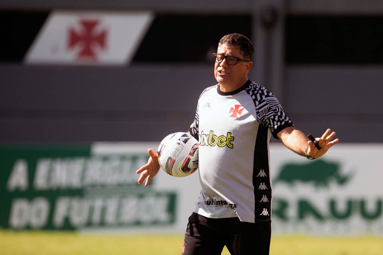 Emilio Faro avalia atuação do Vasco e reclama de jogo picotado pela arbitragem