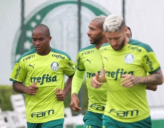 Endrick faz treino com elenco profissional do Palmeiras
