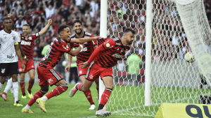 Na tarde deste domingo (14), Flamengo x Athletico-PR se enfrentaram no Maracanã, no Rio de Janeiro, pela 22ª rodada do Brasileirão Série A 2022. Logo, o Mengão venceu por 5 x 0. Com isso, a equipe de Dorival Junior venceu a sexta partida consecutiva pela competição.