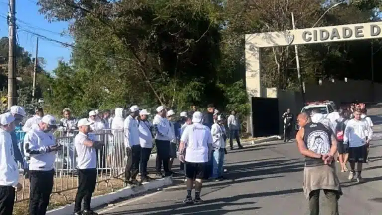 Organizada do Atlético-MG faz protesto em frente ao CT