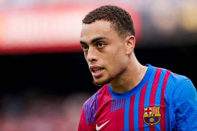 Milan contrata americano Sergiño Dest, do Barcelona, por empréstimo