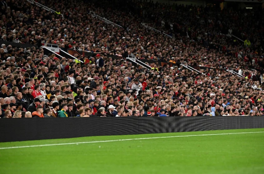 Torcedores do Manchester United se vestem de preto em respeito ao falecimento da Rainha — Foto destaque: Reprodução / OLI SCARFF / AFP