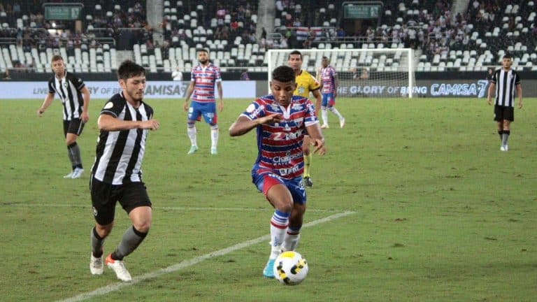 Buscando continuar com 100% no 2º turno, o Fortaleza x Botafogo, se enfrentam neste domingo (4), às 16h (horário de Brasília), no estádio Castelão, em Fortaleza, em partida válida pela 25ª rodada do Brasileirão Série A 2022. Portanto, confira onde assistir Fortaleza x Botafogo.