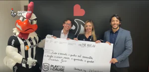 Instituto Galo recebe cheque de R$ 195 mil em parceria com a Play For a Cause