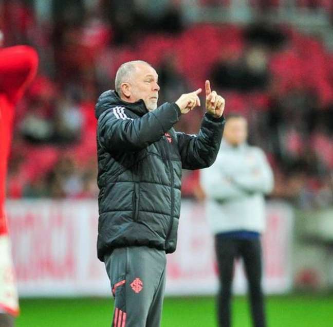 Mano Menezes pede calma a torcida do Internacional com meio-campista