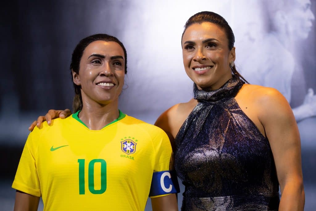Camisa 10 da Seleção Brasileira tem estátua inaugurada na sede da CBF